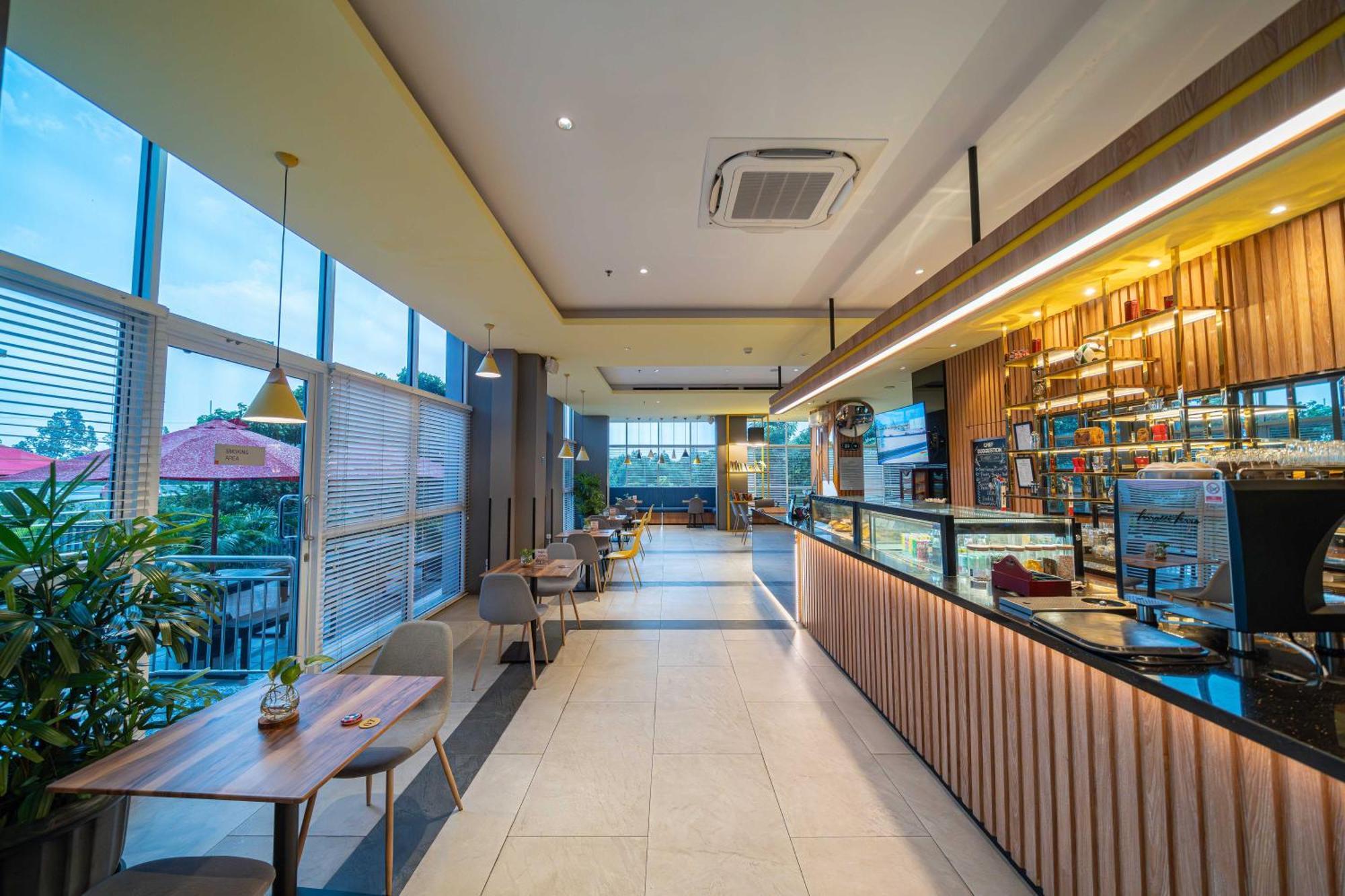 ג'קרטה Harris Suites Puri Mansion מראה חיצוני תמונה